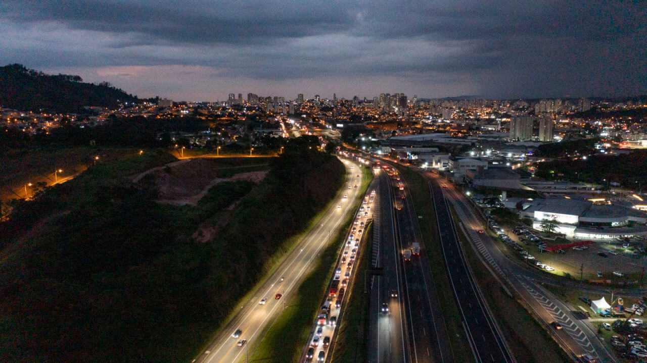 Iluminação na marginal Anhanguera, na região da Vila Comercial garante conforto e segurança para os motoristas e pedestres