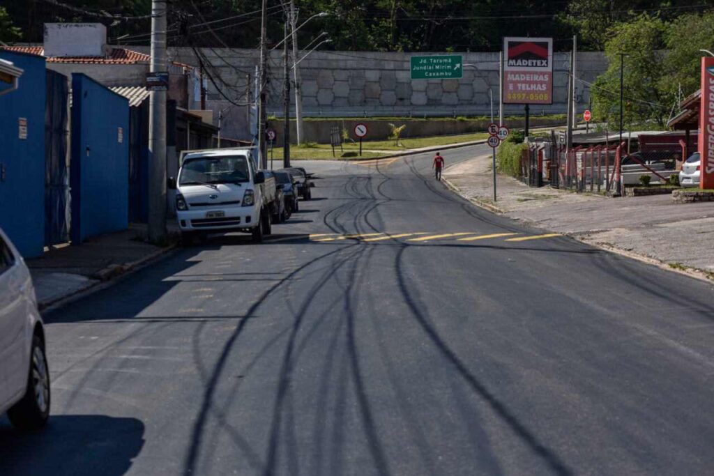 Início da rua Carlos Gomes já recebeu o novo asfalto