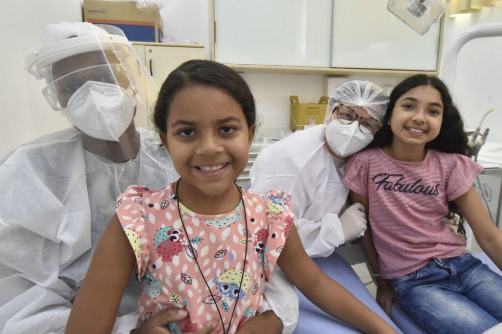 Maria Clara e Laura aproveitaram a atividade educativa para aprender mais e esclarecer dúvidas sobre fio dental e escovação