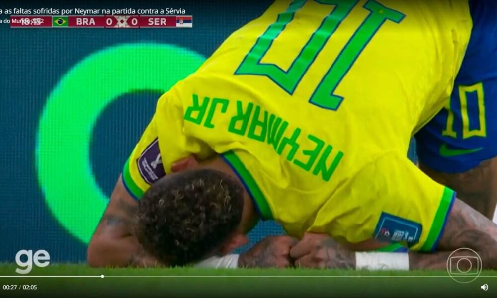 Neymar caído no campo no jogo de estreia na copa do mundo 2022, no Catar