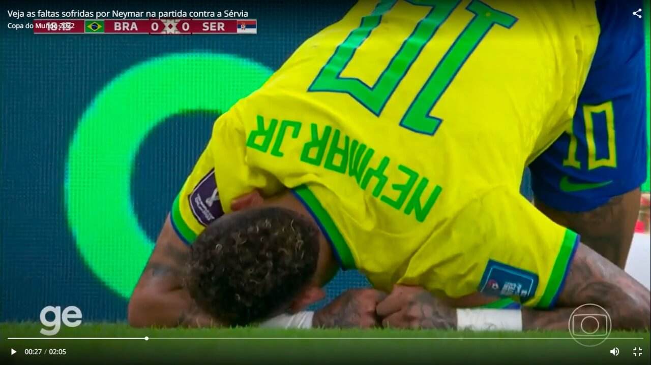 Neymar caído no campo no jogo de estreia na copa do mundo 2022, no Catar