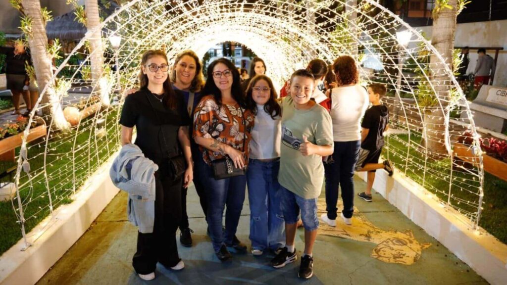 Família em arco iluminado