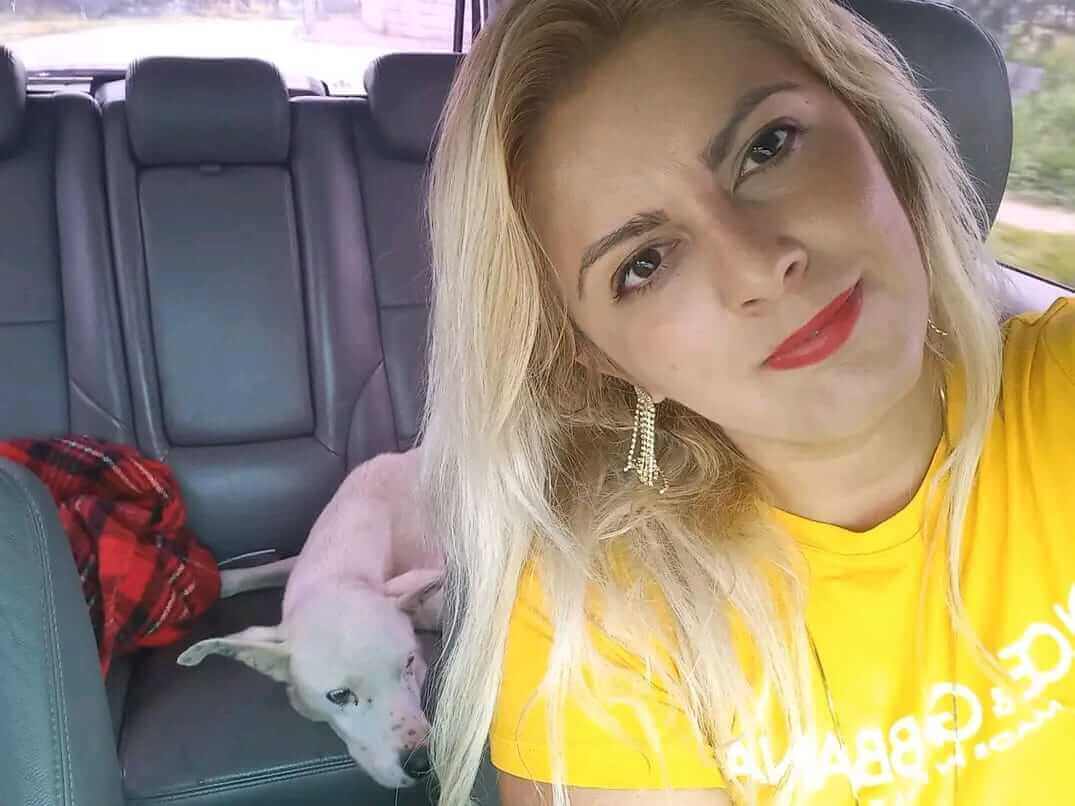 Mulher com cachorro em carro