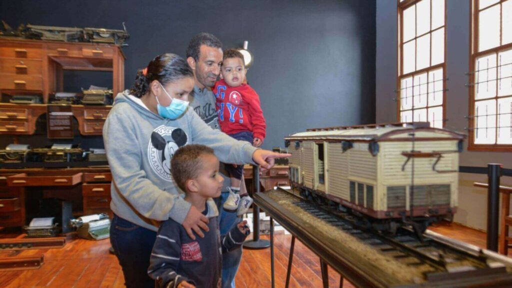 Família visitando Museu Ferroviário