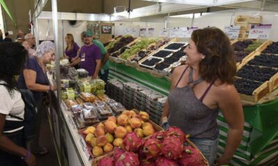 Expositora de frutas na Festa da Uva de Jundiaí