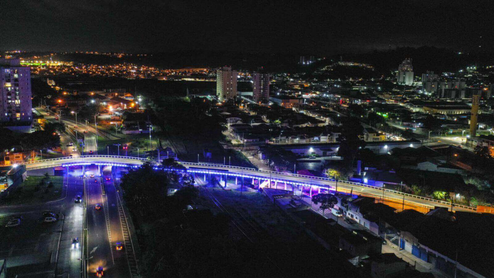 Ponte São João iluminada