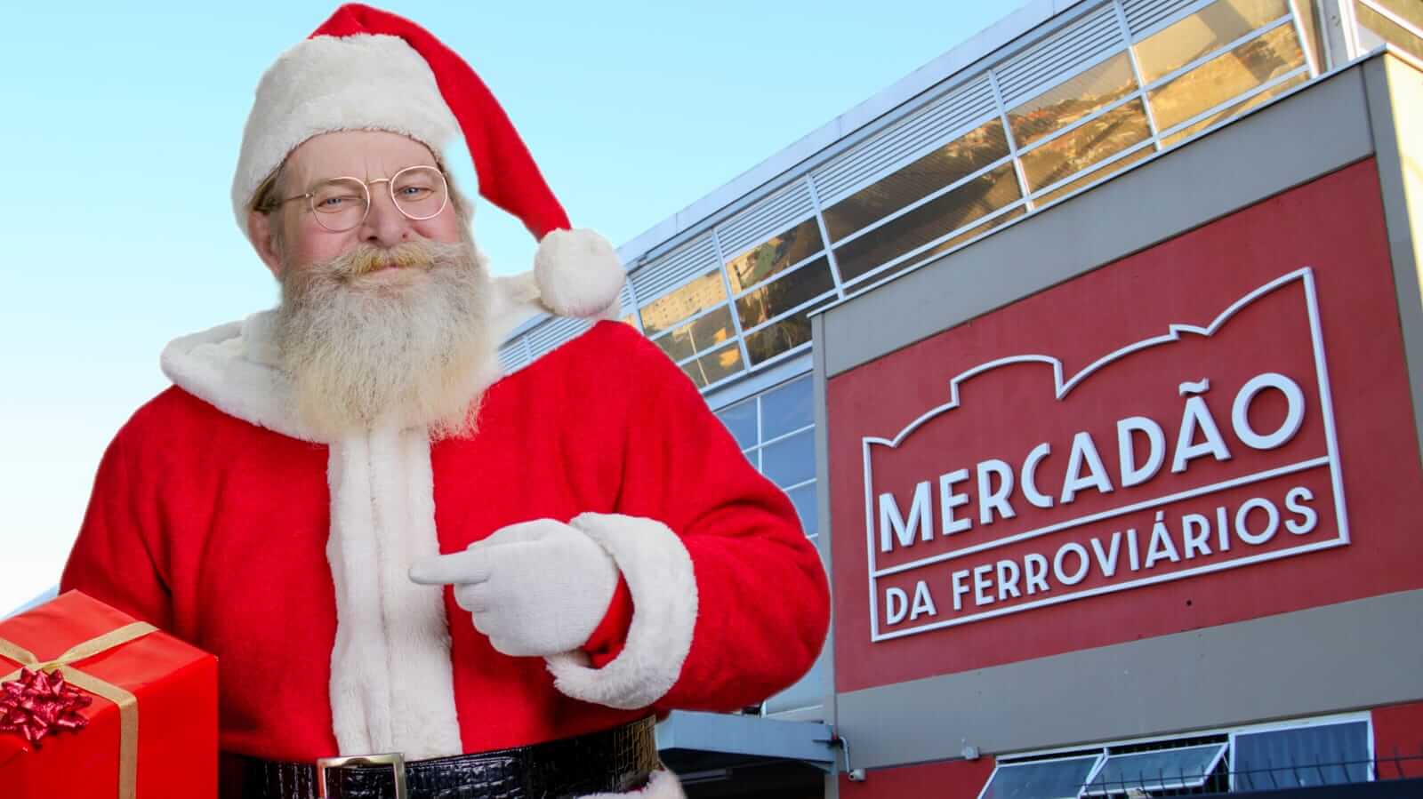 Papai Noel em frente ao Mercadão da Ferroviários, em Jundiaí