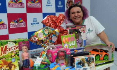 Aluna de colégio de Jundiaí com brinquedos doados para campanha de Natal