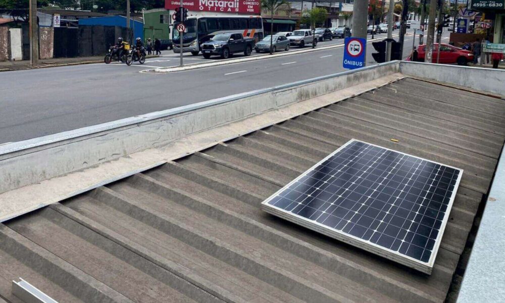 Placa de energia solar em ponto de ônibus de Várzea Paulista