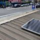 Placa de energia solar em ponto de ônibus de Várzea Paulista
