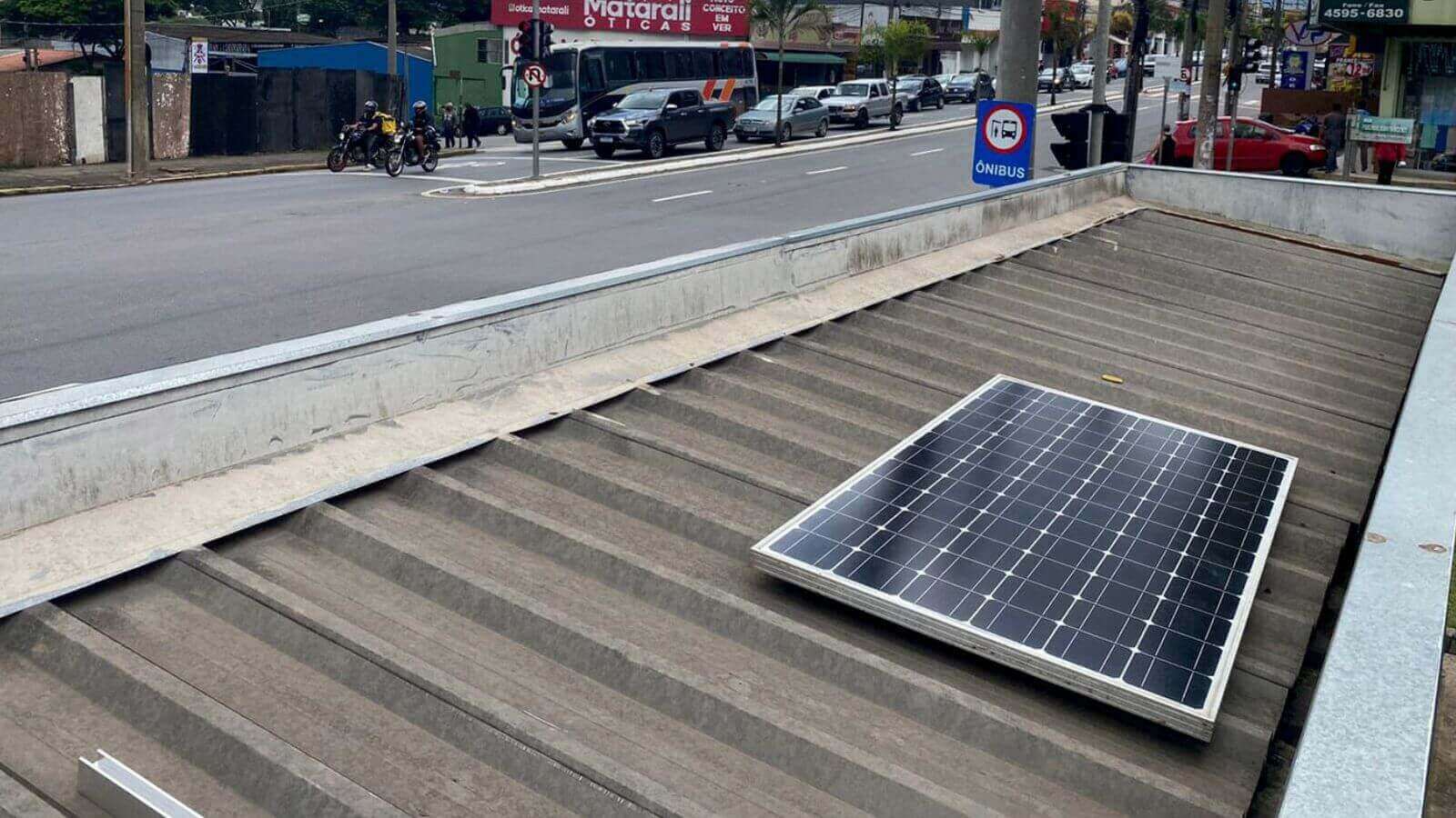 Placa de energia solar em ponto de ônibus de Várzea Paulista