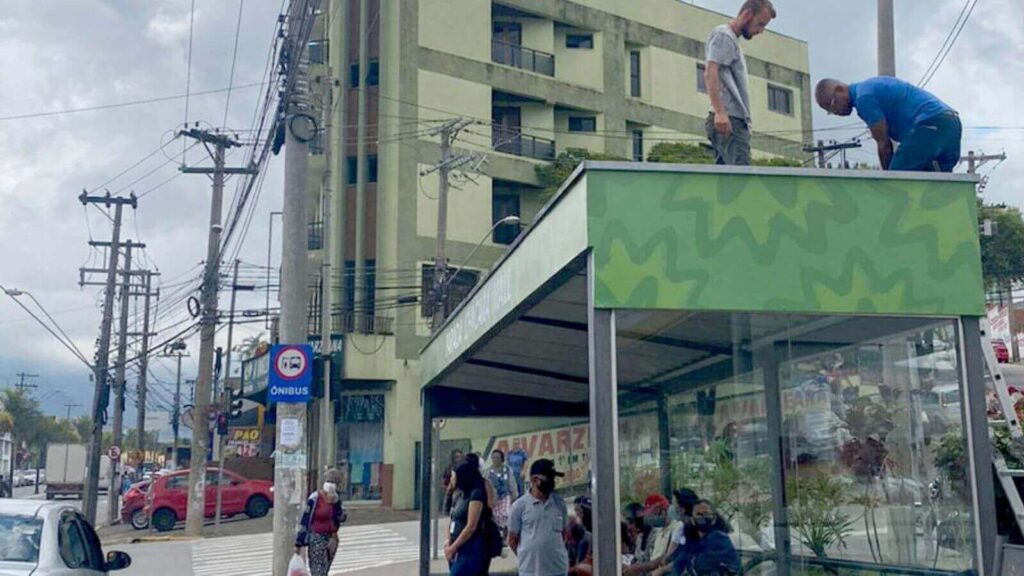 Instalação de placa de energia solar em ponto de ônibus de Várzea Paulista