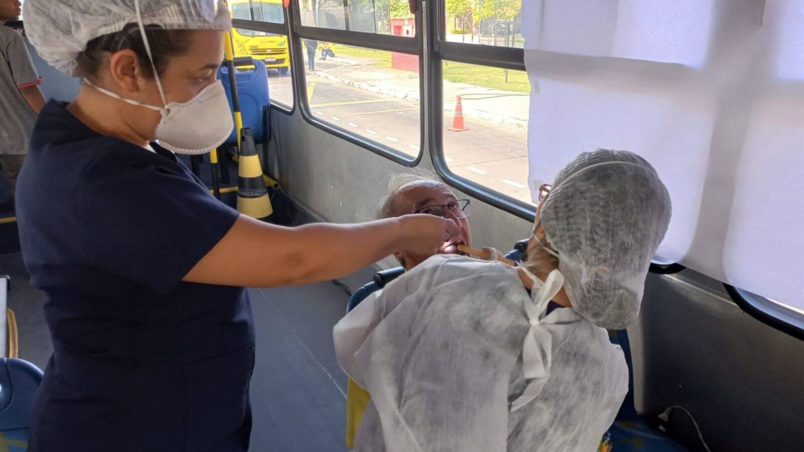 Atendimento de saúde bucal em terminal de ônibus