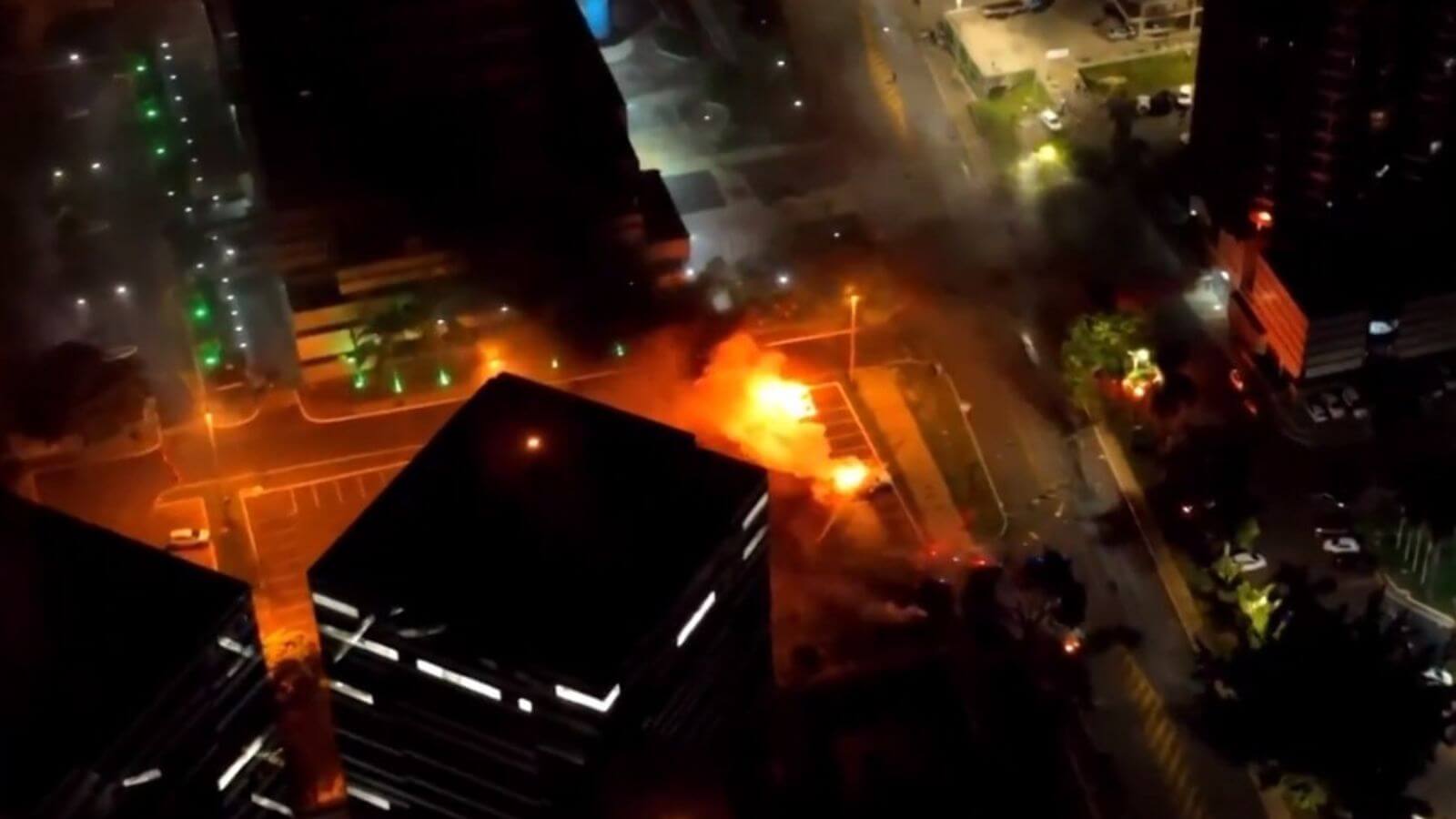 Carro pegando fogo em Brasília