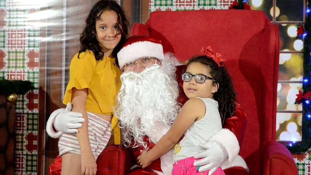 Papai Noel com crianças