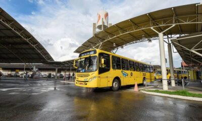 Ônibus saindo de terminal em Jundiaí