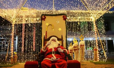 Papai Noel sentado em sua cadeira com fundo iluminado