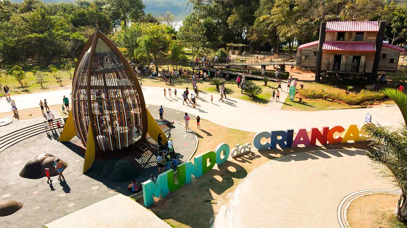 Mundo das crianças visto de cima mostrando o foguete e a casa da árvore