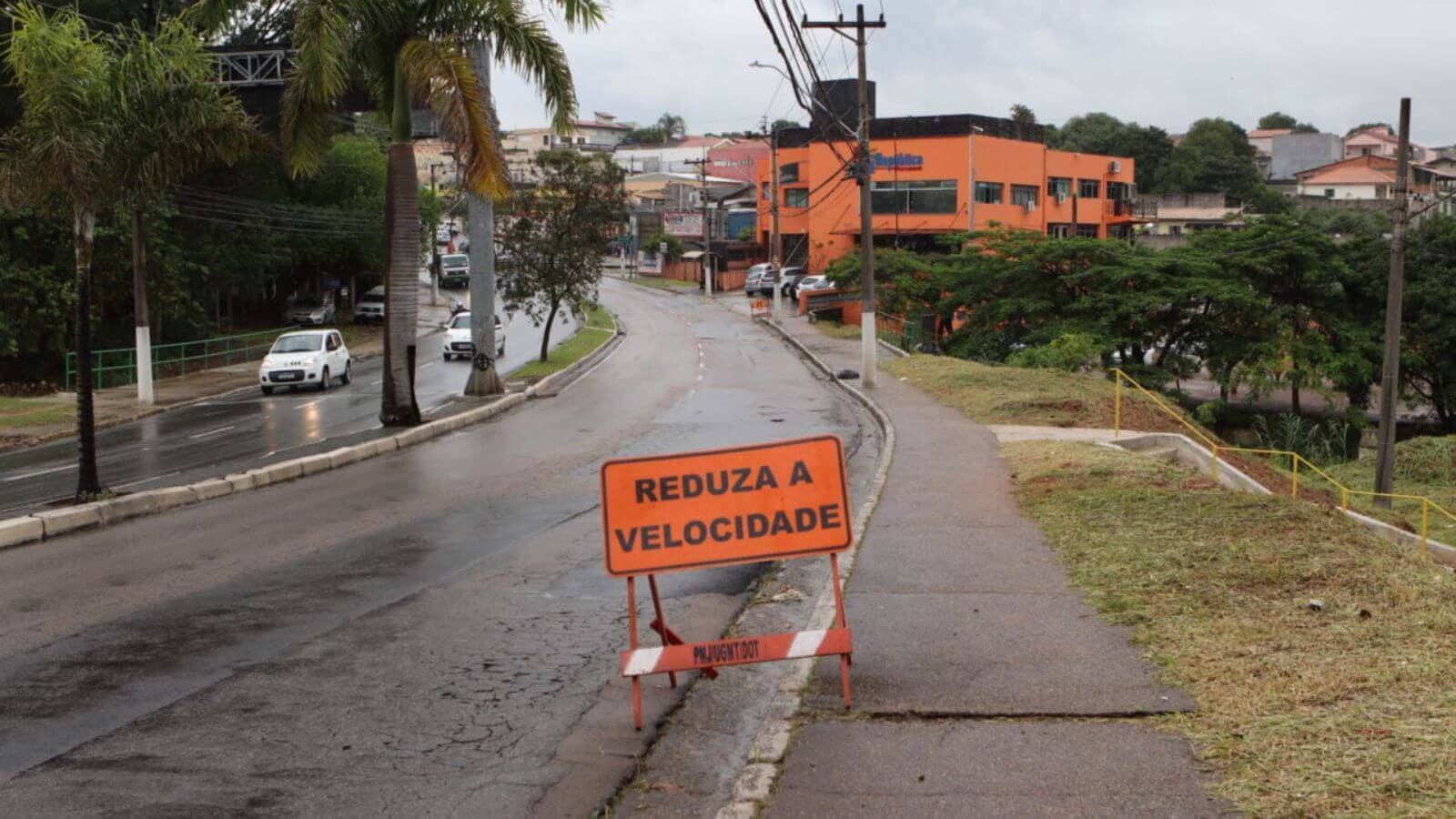 Placa de interdição na Avenida Várzea Paulista