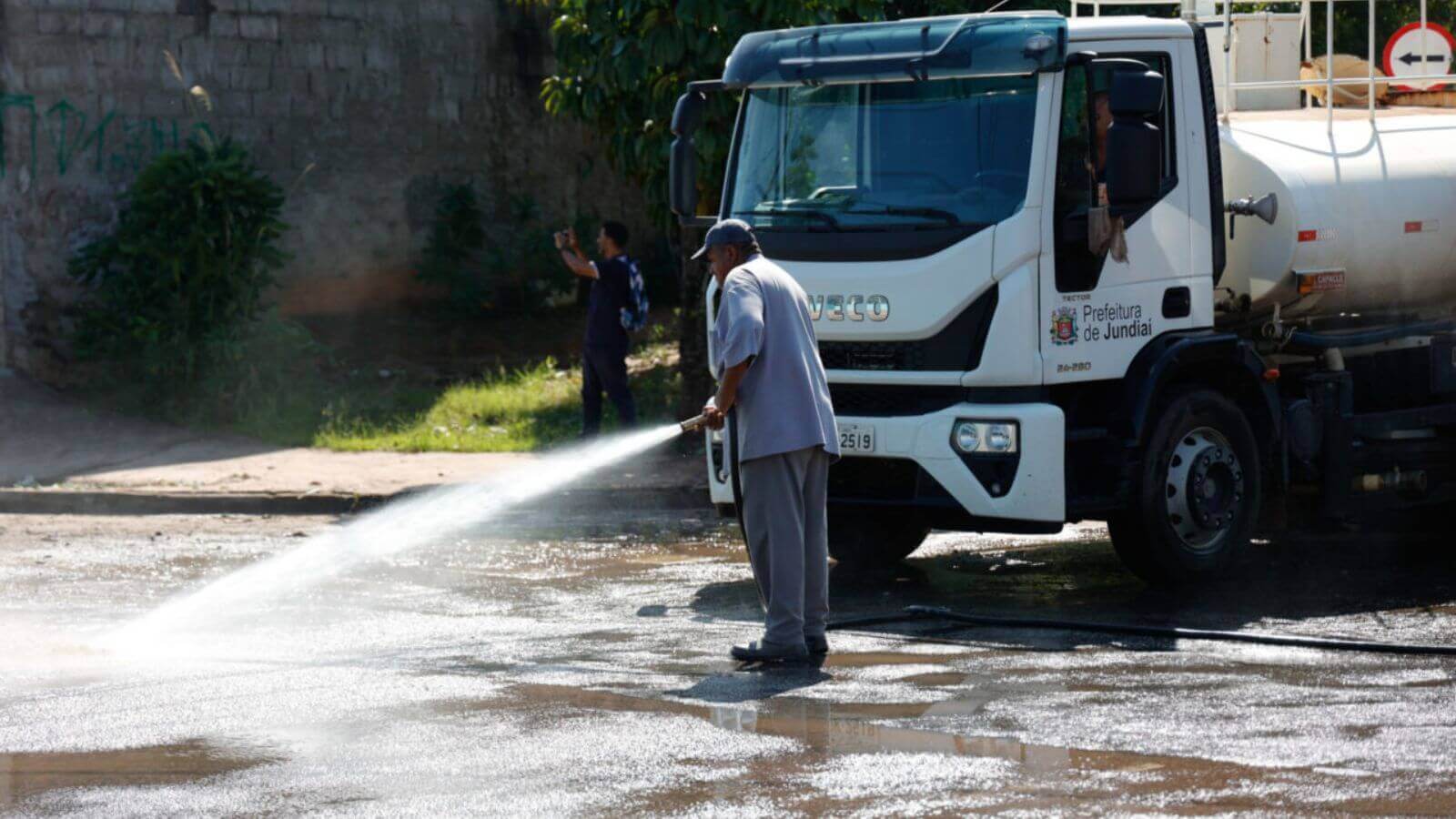 Homem lavando rua em Jundiaí