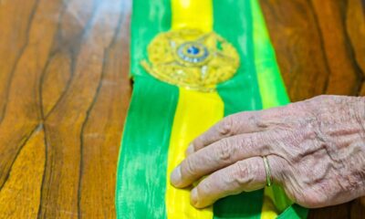 Mão do Presidente Lula em Faixa Presidencial