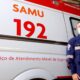 Socorrista encostado em ambulância do SAMU