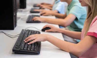 Crianças mexendo em computadores