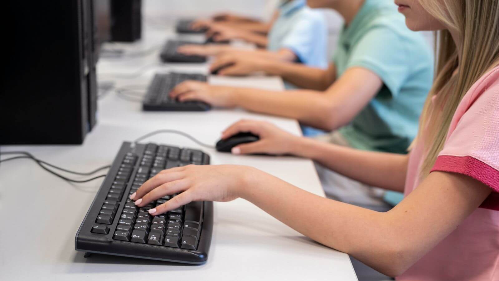 Crianças mexendo em computadores