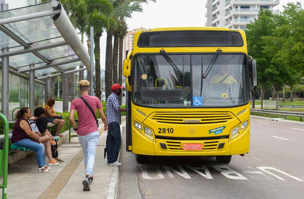 Ônibus municipal de Jundiaí recebendo passageiros