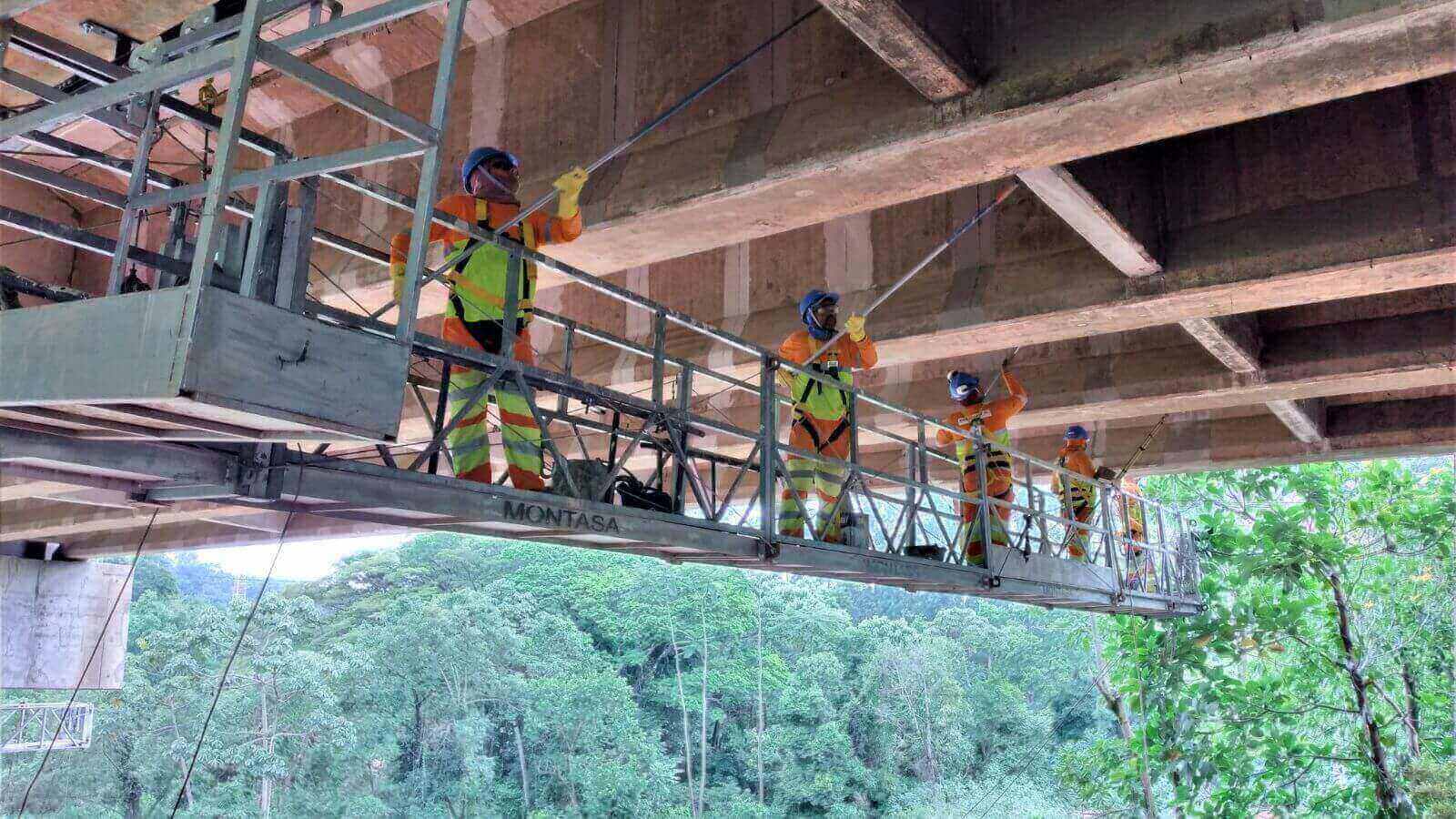 Equipe em obra de viaduto do Sistema Anhanguera-Bandeirantes