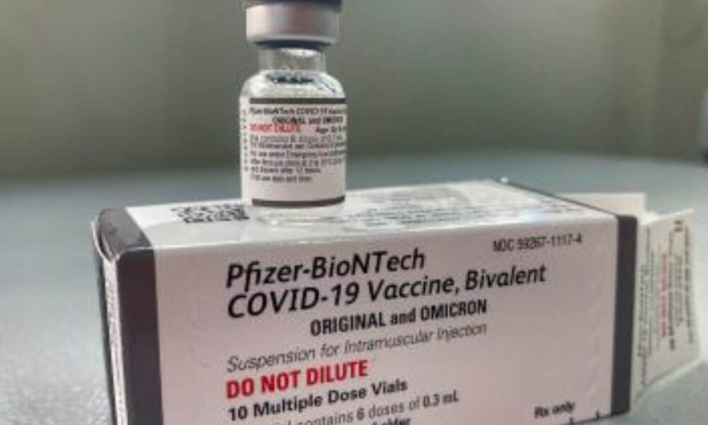 Frasco com dose da vacina Pfizer Bivalente contra a Covid-19.