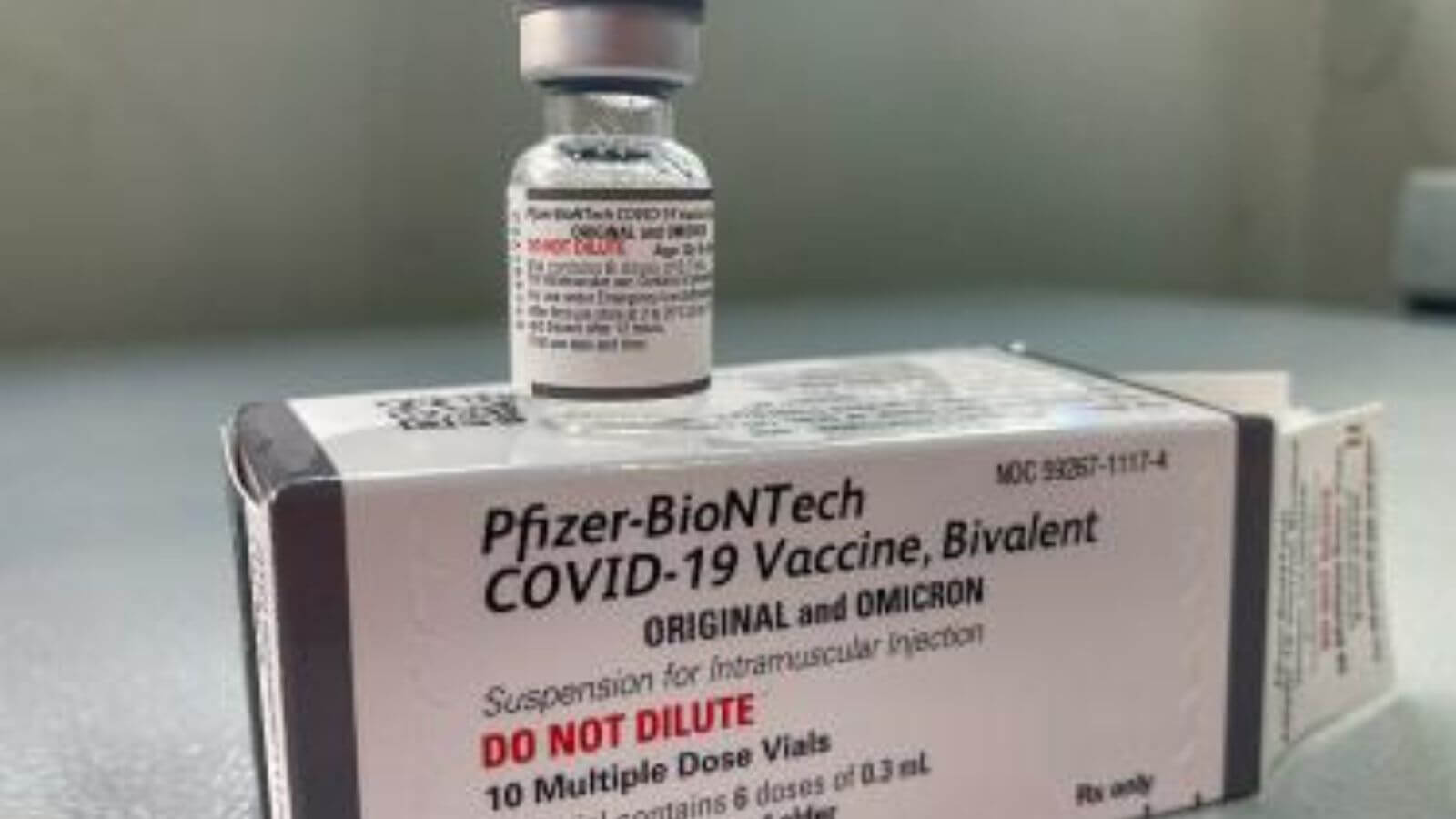 Frasco com dose da vacina Pfizer Bivalente contra a Covid-19.