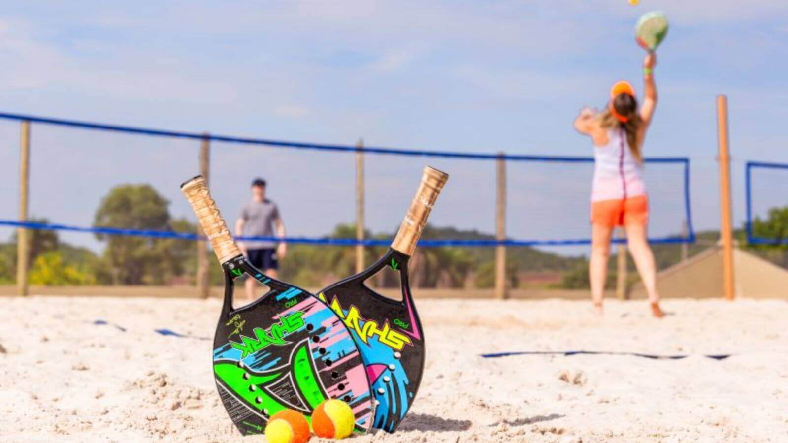 Casal jogando Beach Tennis
