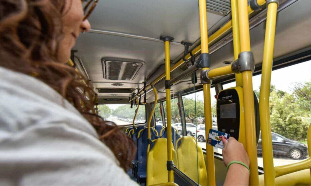 Mulher usando Bilhete Único em ônibus de Jundiaí