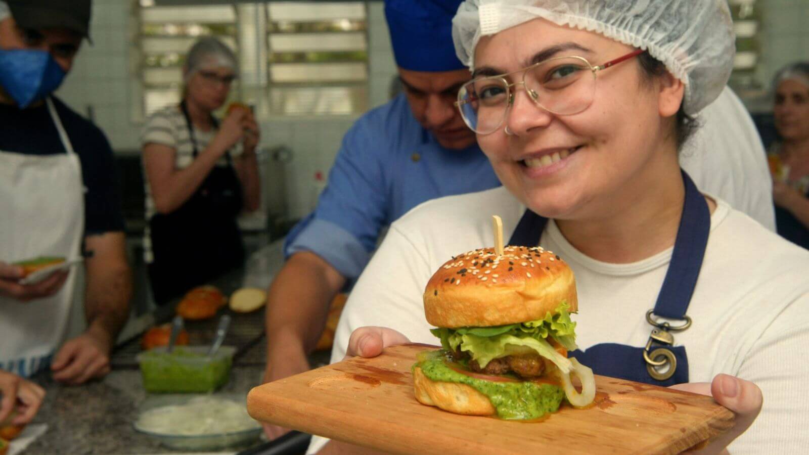 Mulher com hambúrguer artesanal