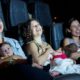 Mães com bebês no cinema