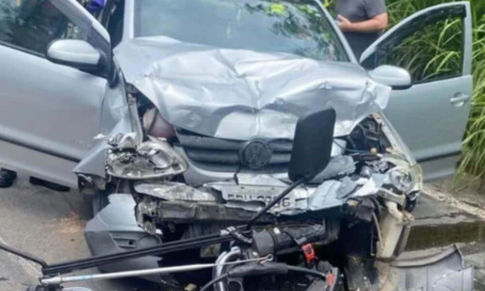 Carro amassado após acidente na marginal Rio Jundiaí, em Várzea Paulista