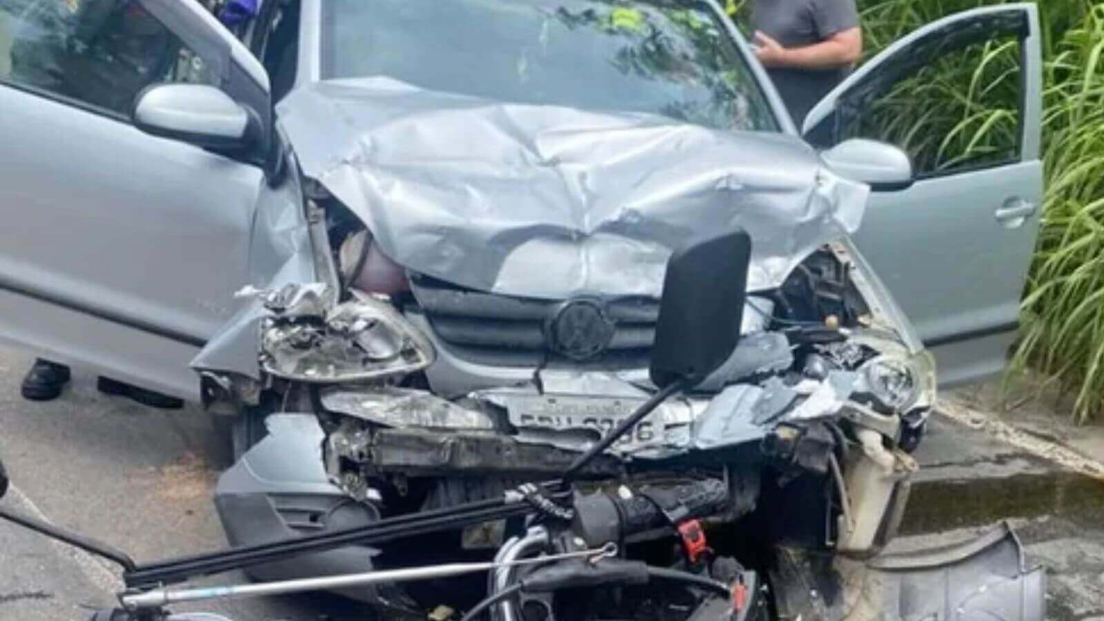 Carro amassado após acidente na marginal Rio Jundiaí, em Várzea Paulista