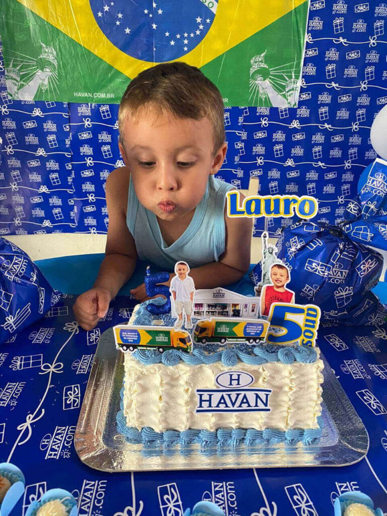 Criança ganha festa de aniversário com tema da Havan