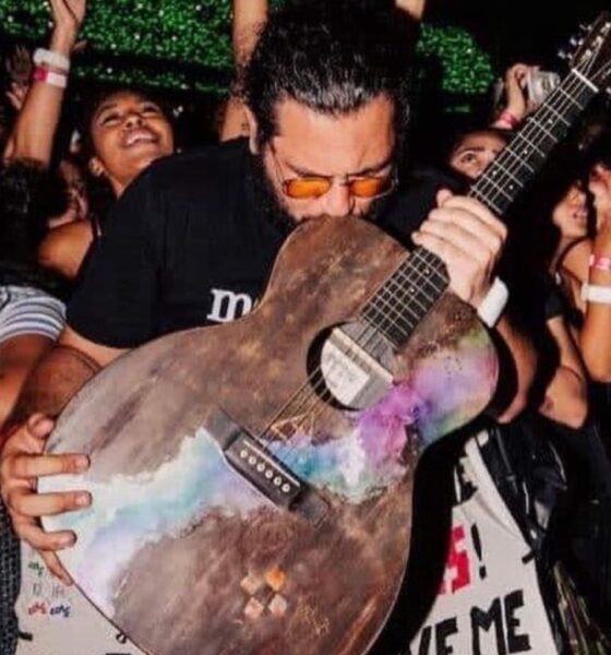 Fã de Jundiaí ganha violão do Chris Martin