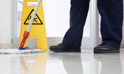 Pessoa limpando o chão