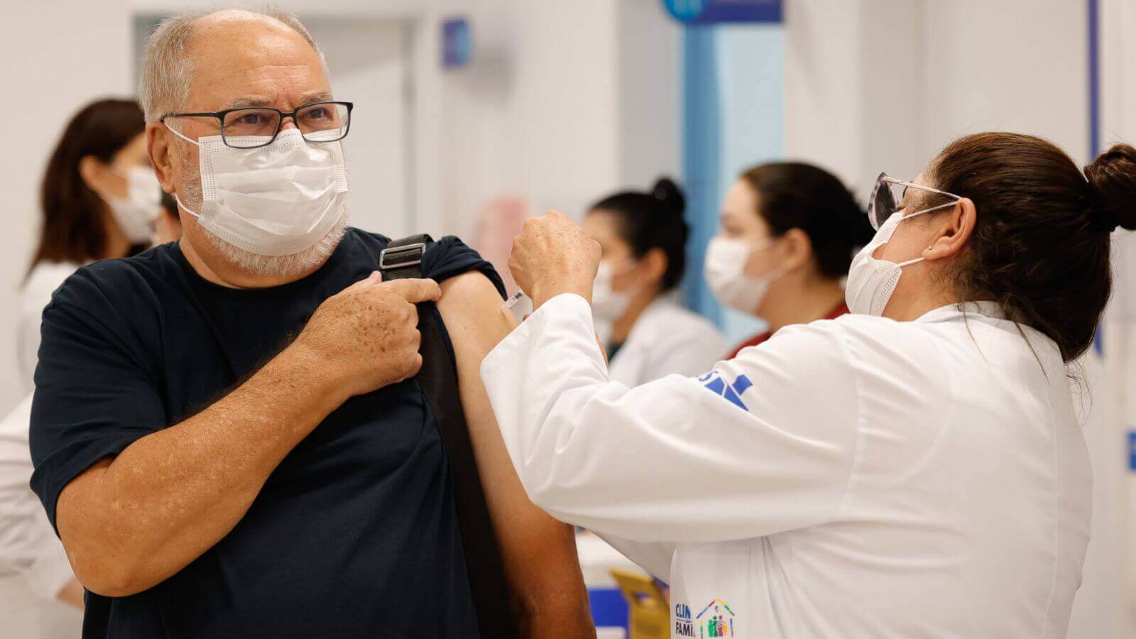 Homem sendo vacinado em Jundiaí