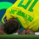 Neymar caído durante jogo