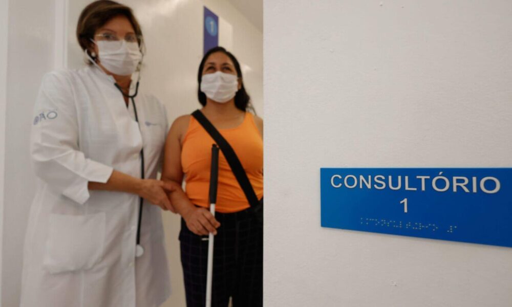 Médica acompanha paciente deficiente visual em consultório de UBS de Jundiaí