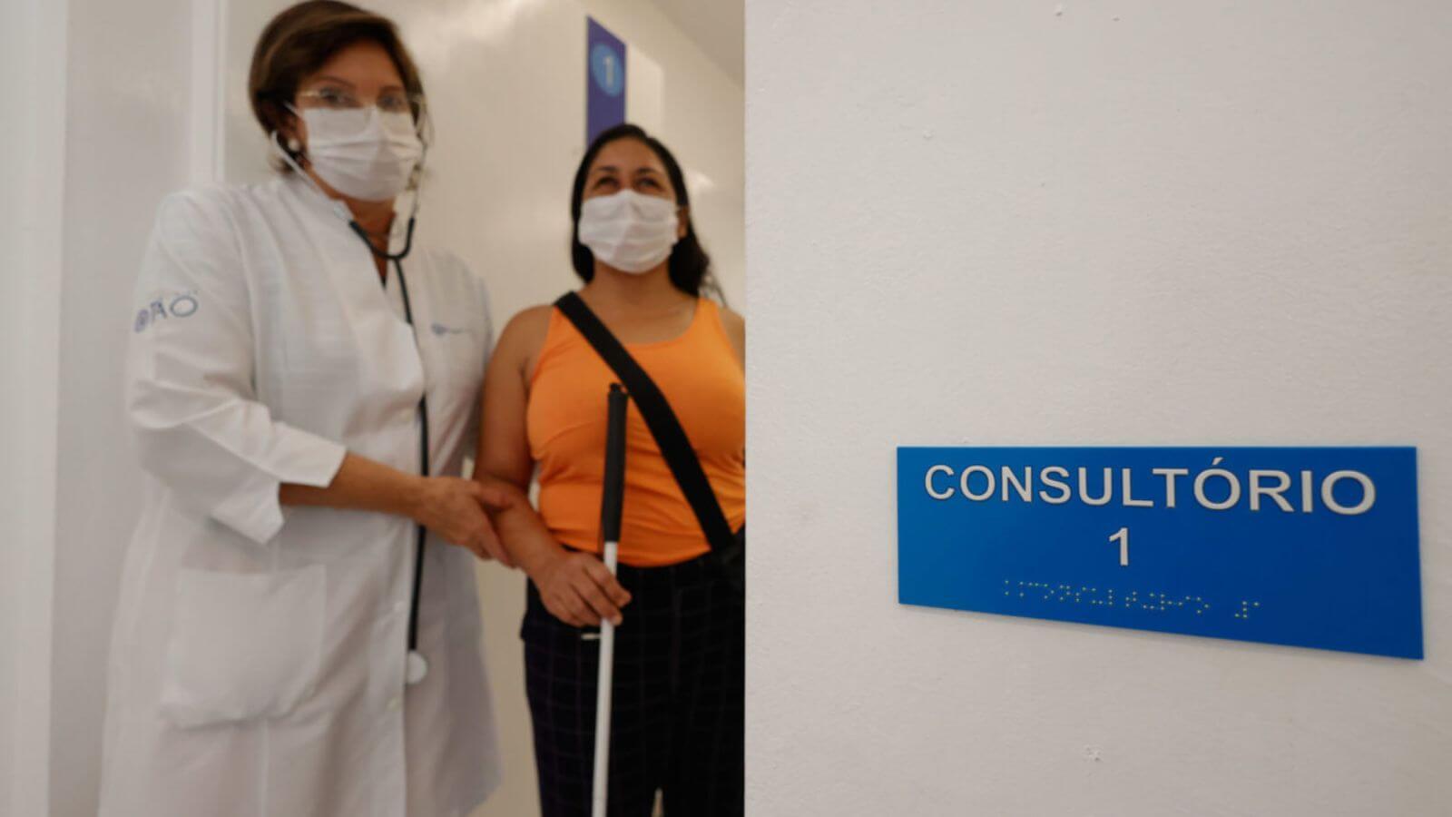 Médica acompanha paciente deficiente visual em consultório de UBS de Jundiaí