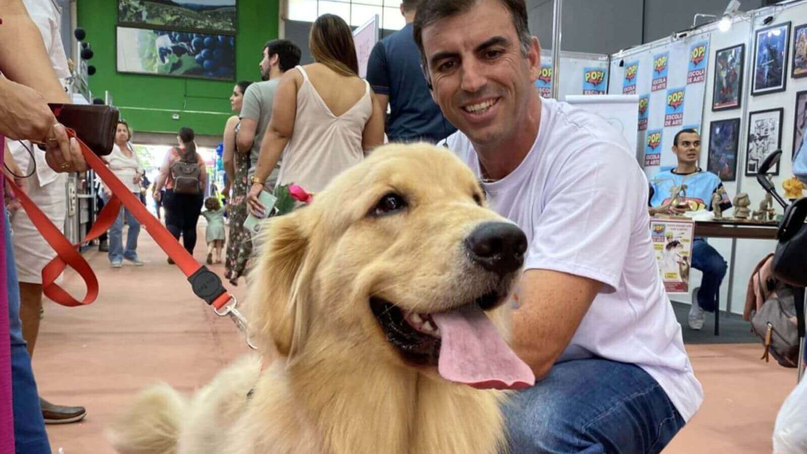 Gestor Cristiano Lopes com cachorro