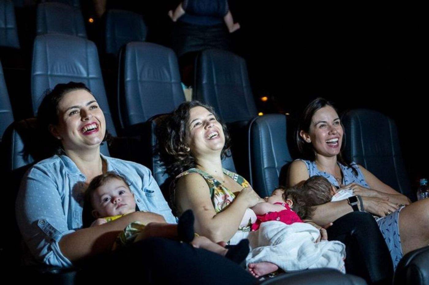 Mães e filhos em sala de cinema