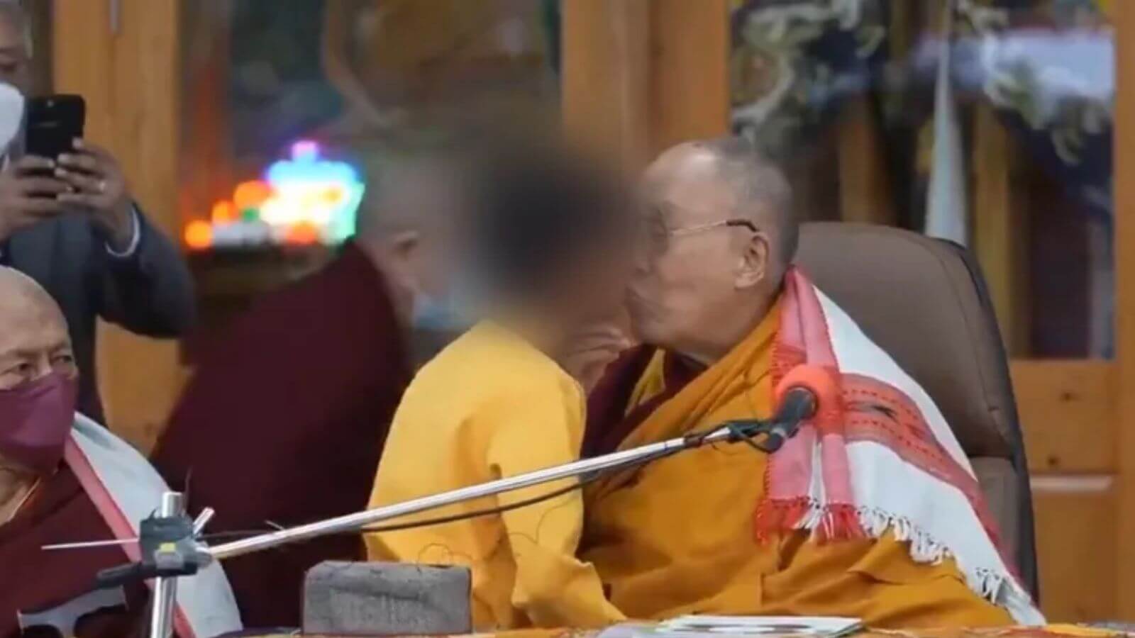 Dalai Lama pede desculpas após vídeo de beijo em boca de criança viralizar