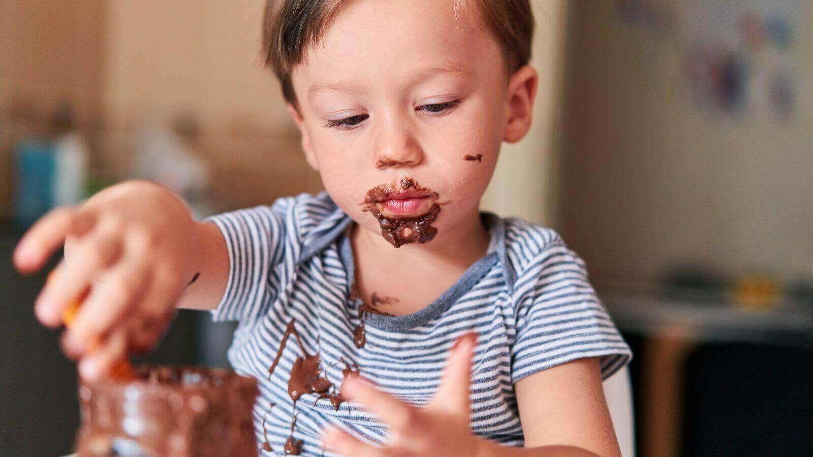 Criança comendo chocolate