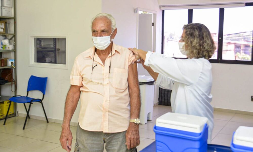 Idoso sendo vacinado contra gripe em Jundiaí